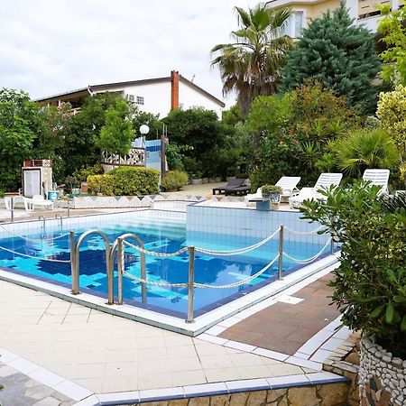 Villa Latina With 6 Apartments And A Shared Pool ヴィル エクステリア 写真