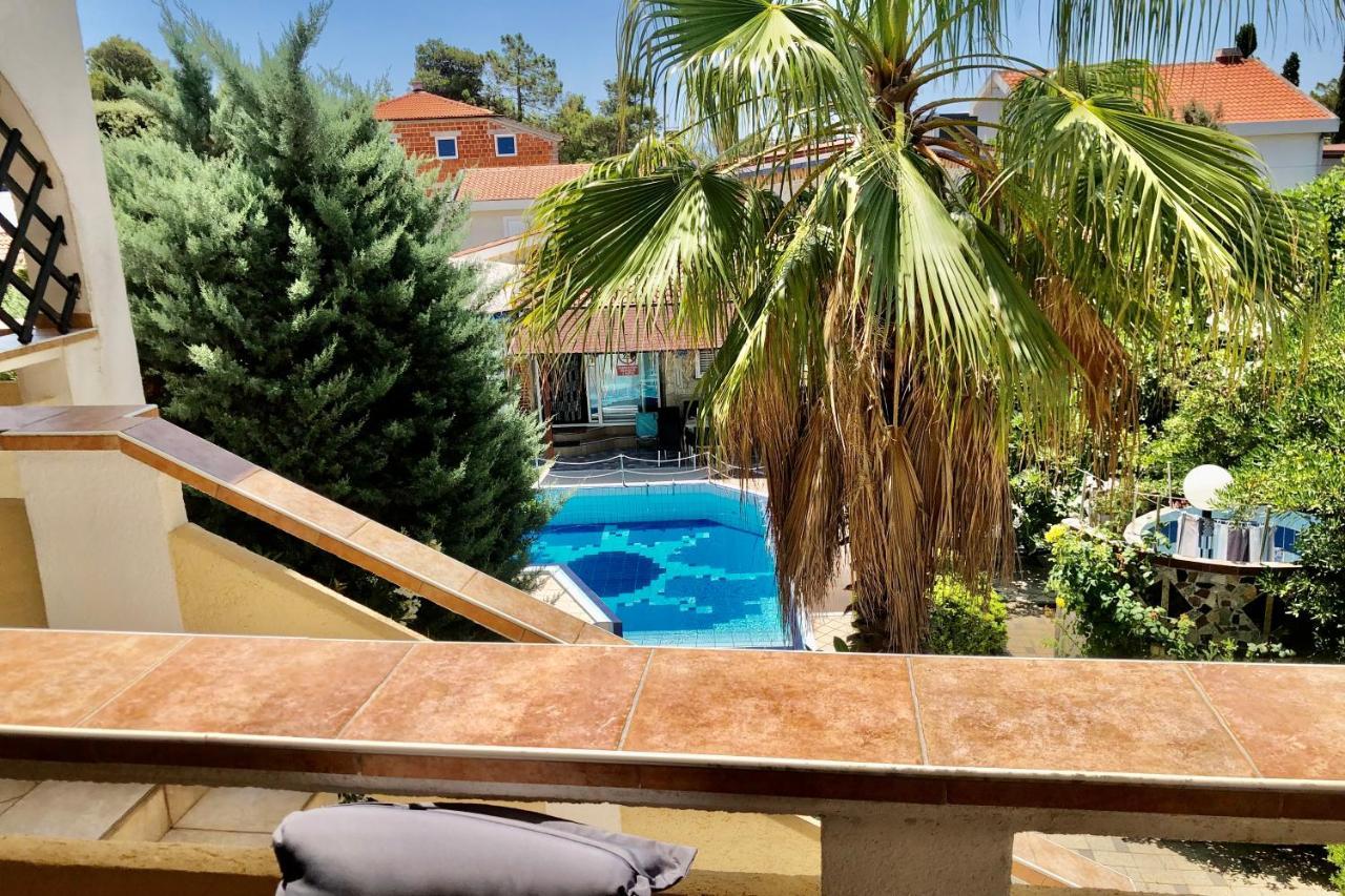 Villa Latina With 6 Apartments And A Shared Pool ヴィル エクステリア 写真