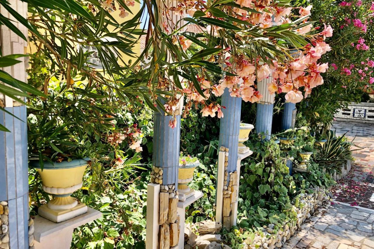 Villa Latina With 6 Apartments And A Shared Pool ヴィル エクステリア 写真