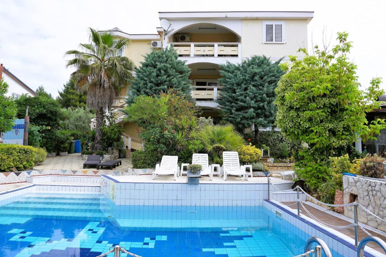 Villa Latina With 6 Apartments And A Shared Pool ヴィル エクステリア 写真
