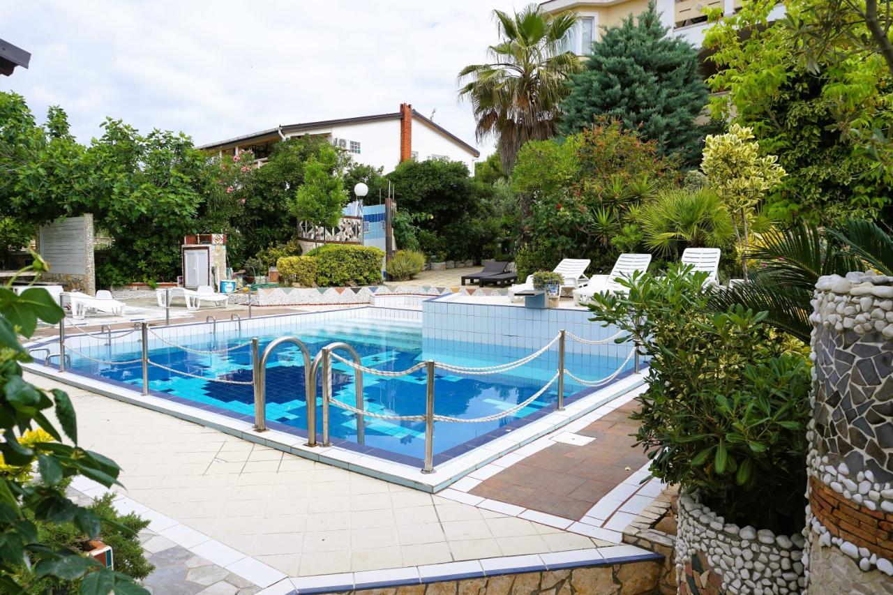 Villa Latina With 6 Apartments And A Shared Pool ヴィル エクステリア 写真