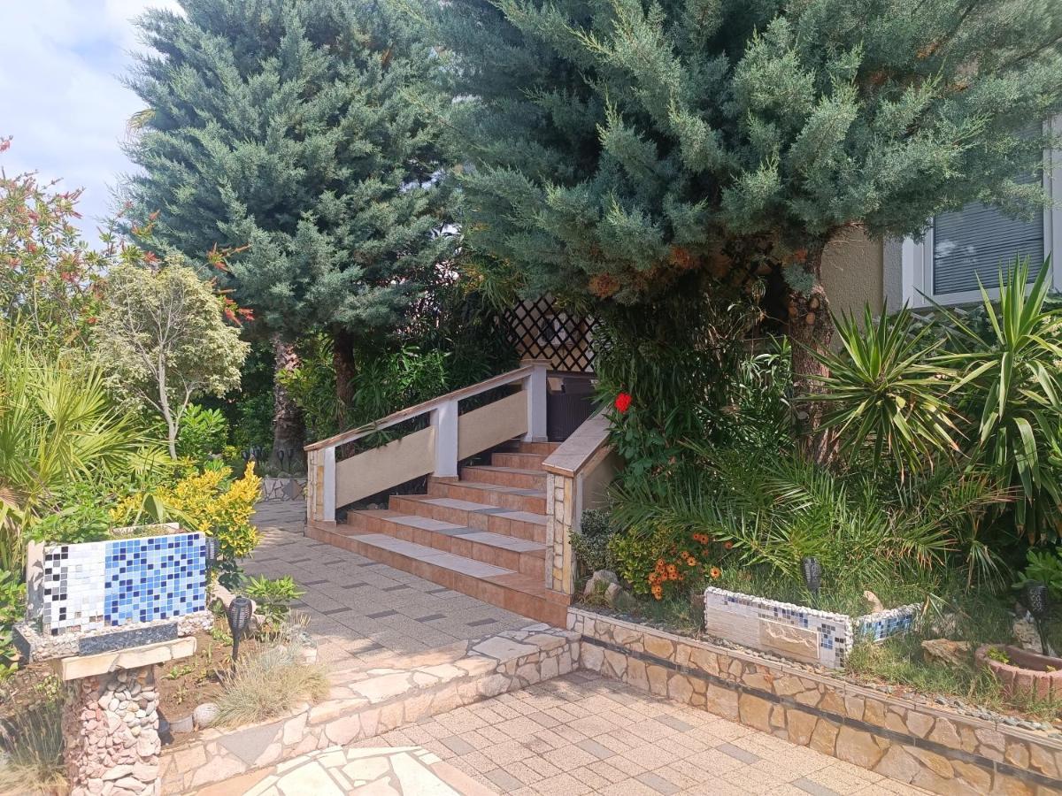 Villa Latina With 6 Apartments And A Shared Pool ヴィル エクステリア 写真