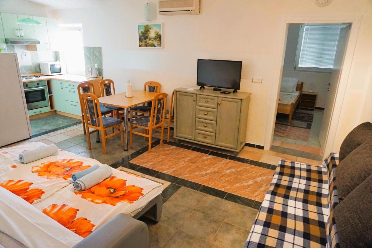 Villa Latina With 6 Apartments And A Shared Pool ヴィル エクステリア 写真