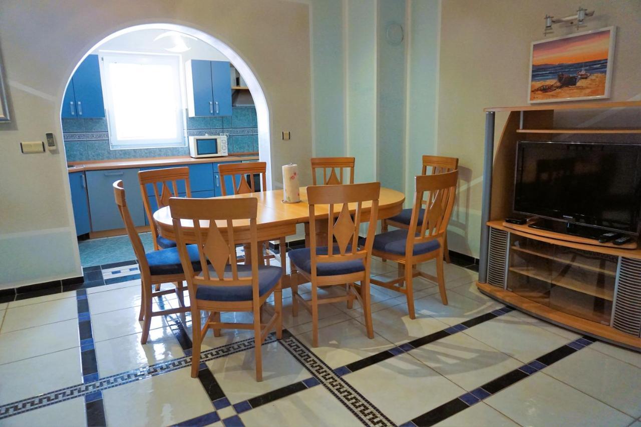 Villa Latina With 6 Apartments And A Shared Pool ヴィル エクステリア 写真