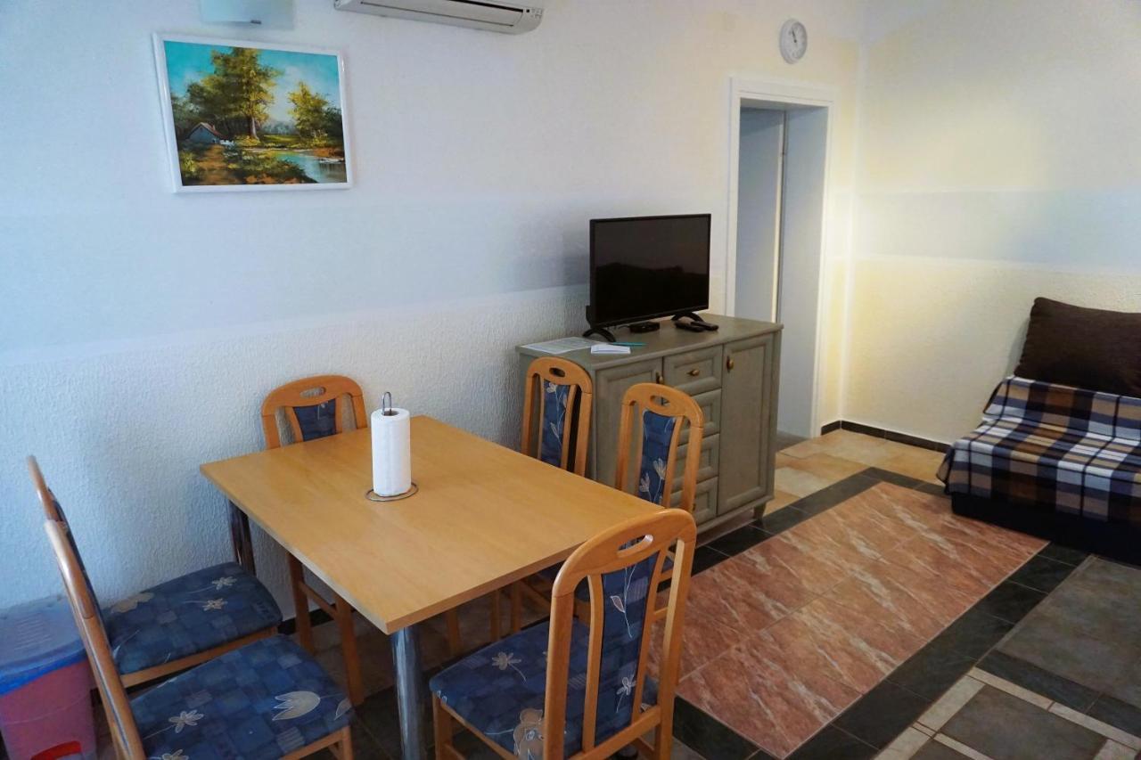 Villa Latina With 6 Apartments And A Shared Pool ヴィル エクステリア 写真
