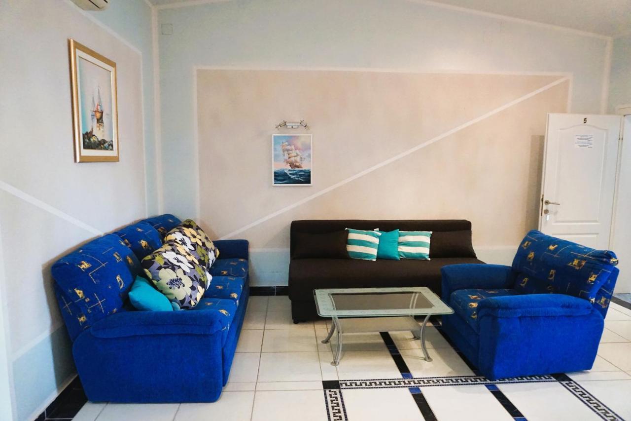 Villa Latina With 6 Apartments And A Shared Pool ヴィル エクステリア 写真